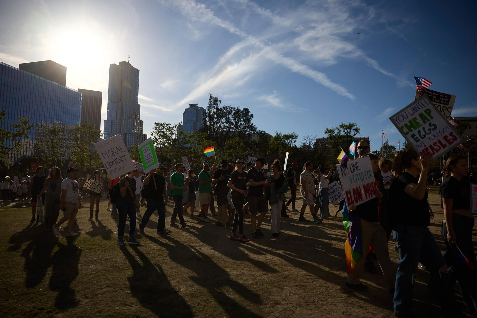 Miles de manifestantes contra Trump y Musk en EEUU: "¡Quita tus manos!"