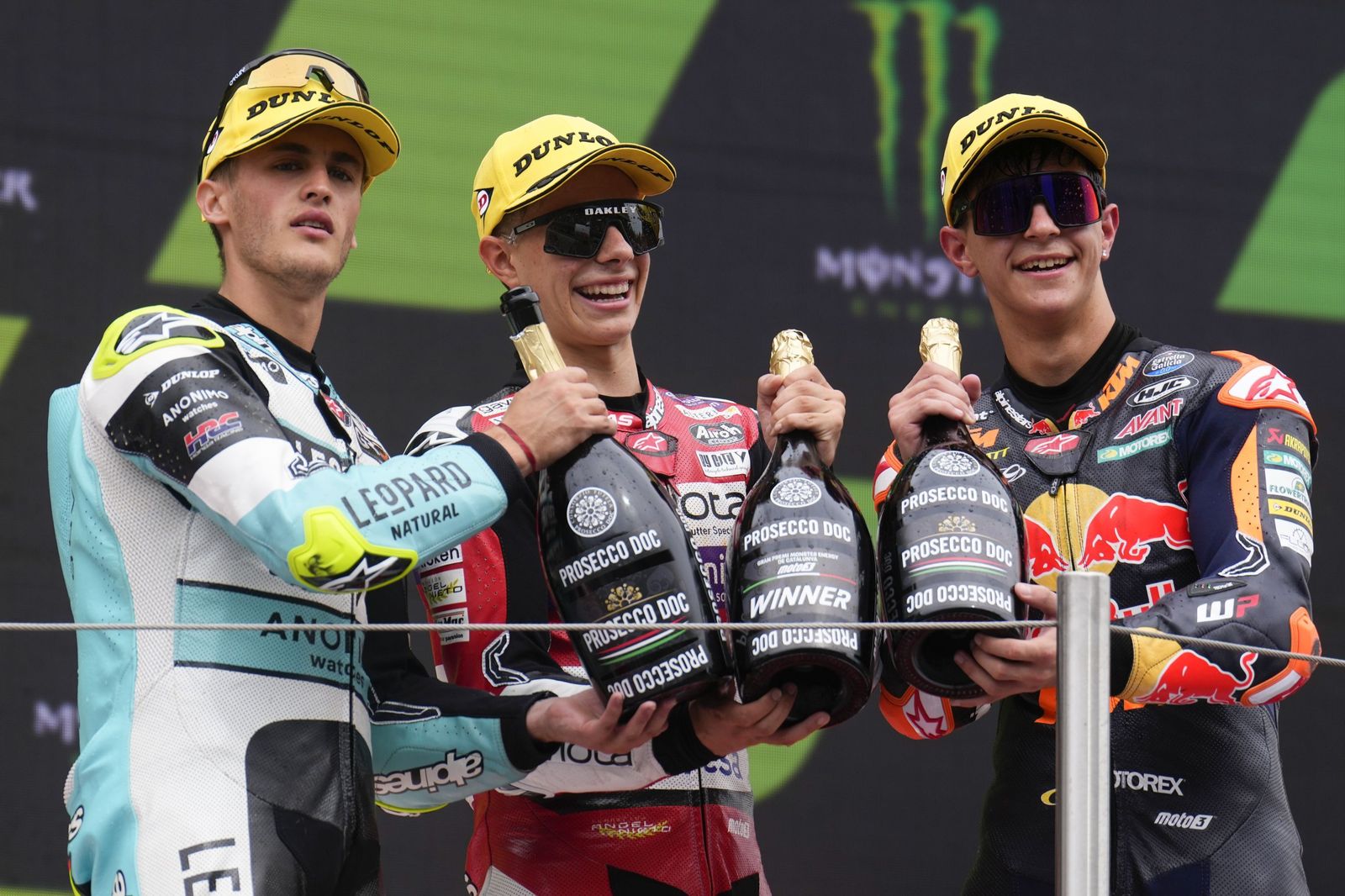 Las cariñosas fotos de Piqué, Clara Chía en el Mundial de Motos en Montmeló