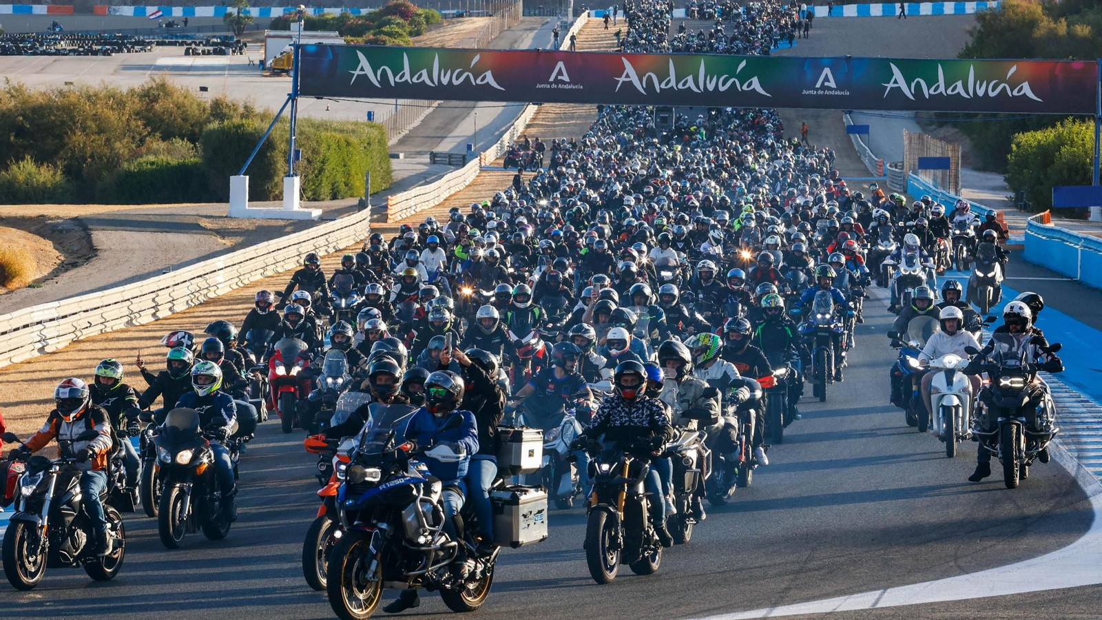 Más de 3.400 motos se han dado cita en el Circuito de Jerez para marcar un nuevo hito.
