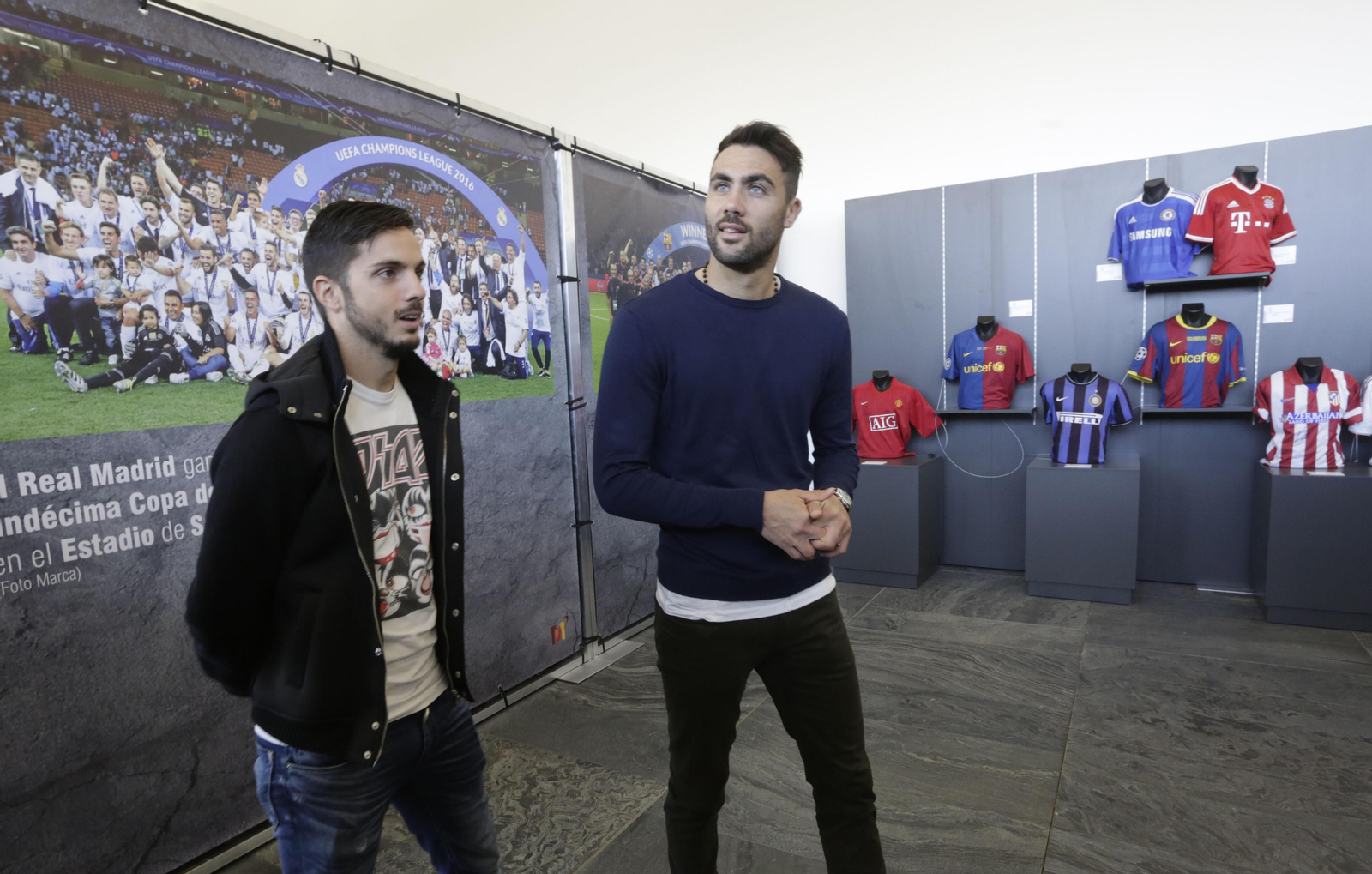 Pablo Sarabia, Vicente Iborra, Sergio Rico y Vitolo, en dos imágenes de la presente temporada.