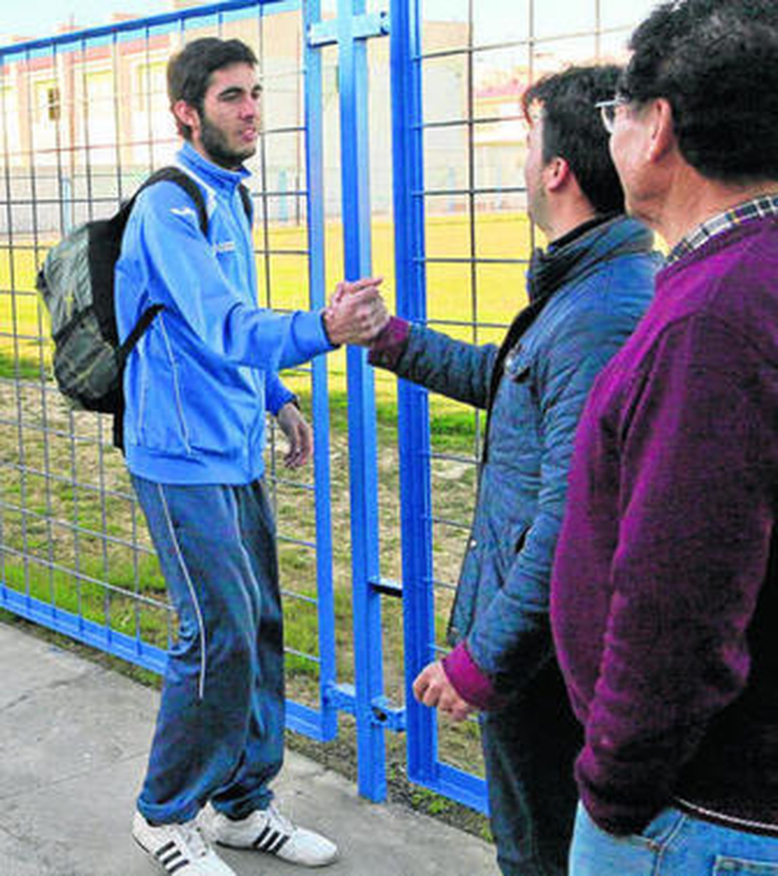 Quique Jerez saluda a José Manuel Mena el día que el técnico presentó su dimisión al frente del equipo.