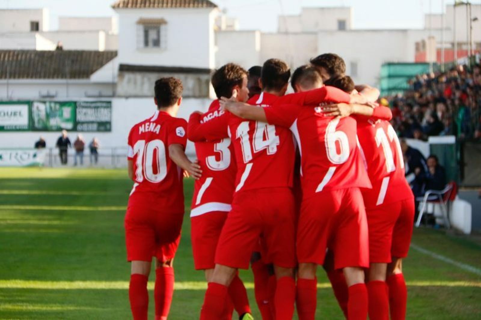 Jugadores del Sevilla Atlético celebran su triunfo en Sanlúcar, el pasado domingo