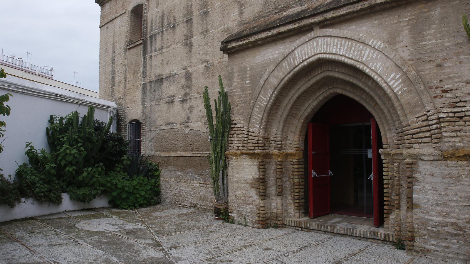 Portada gótica en el lateral del templo