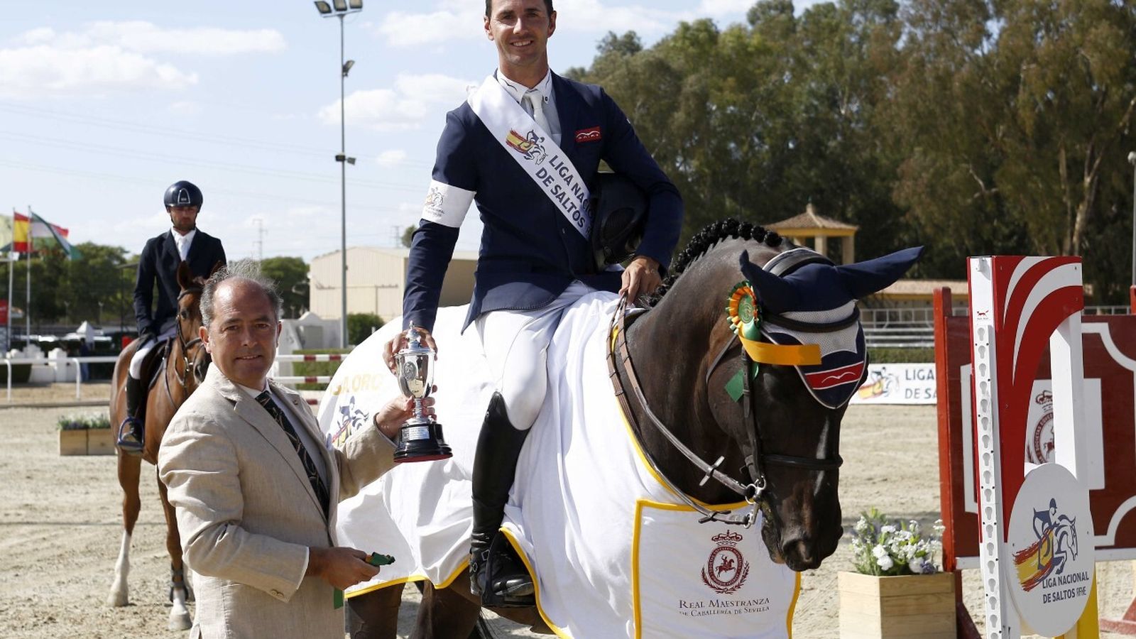 Kevin González de Zárate recibe el premio de manos de Luis Manuel Halcón de la Real Maestranza de Sevilla.