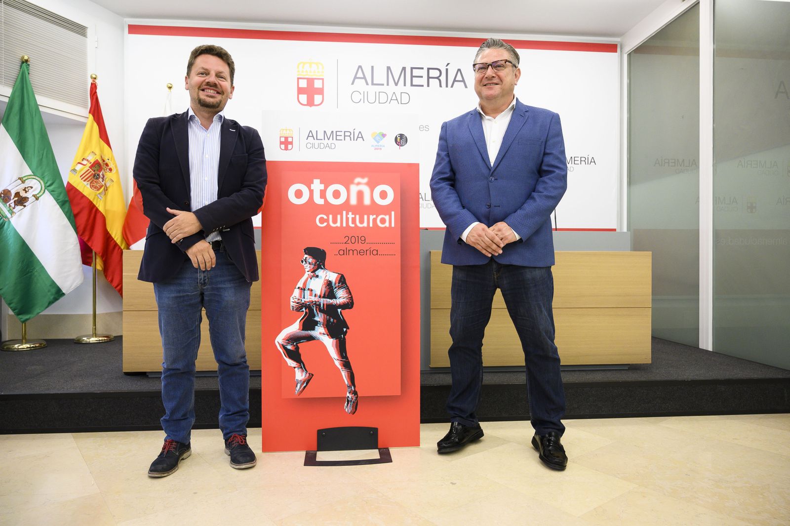 José Vélez junto al concejal de Cultura, Diego Cruz tras presentar la programación de otoño