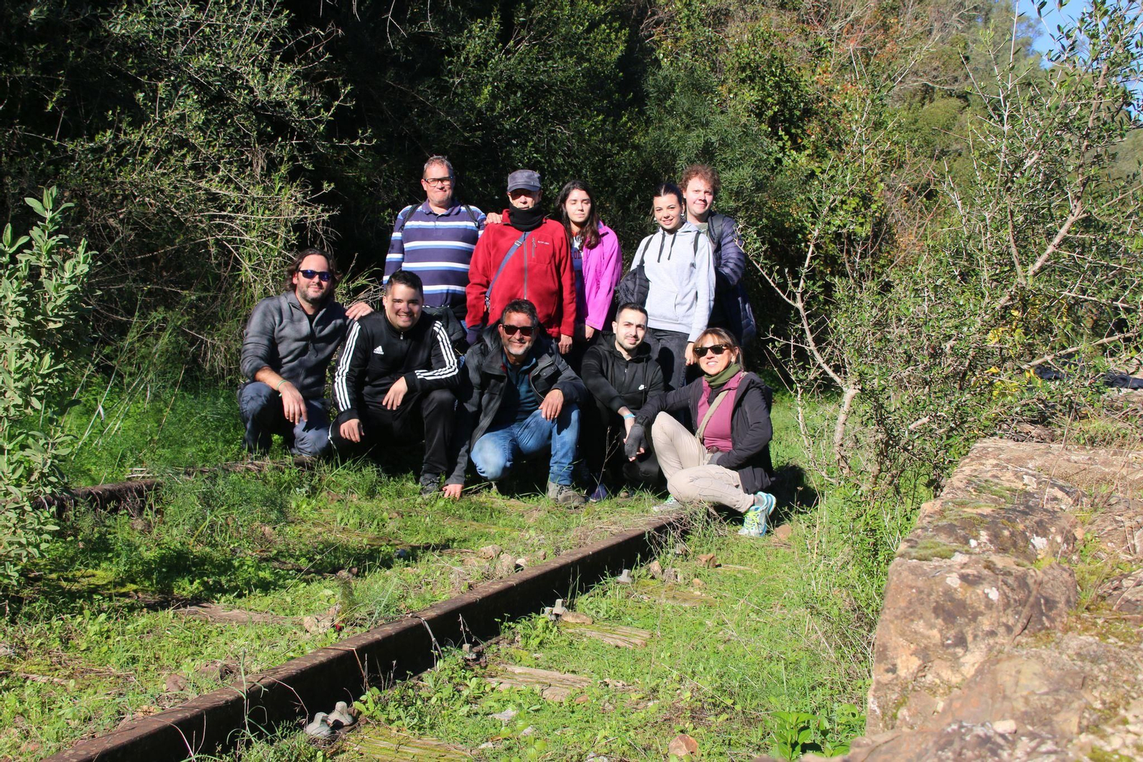 Dobladez, con sederistas en la antigua vía a Cerro Muriano.
