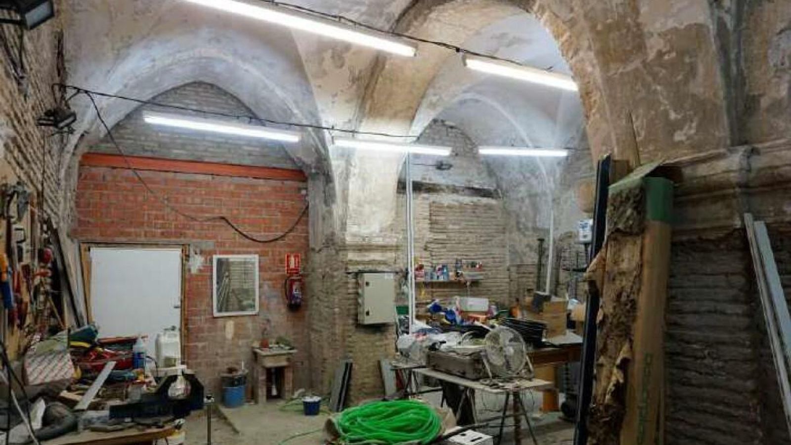 Estado actual de la sala de las bóvedas como almacén y taller de mantenimiento.