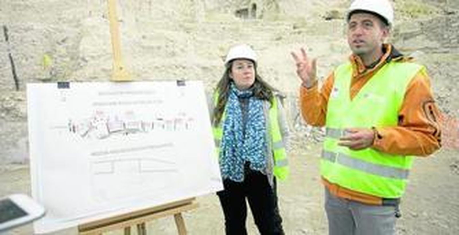 Belén Alemán y Jerónimo Santos, arqueólogos del descubrimiento, detallan qué tipo de restos se localizan junto a la Alcazaba.