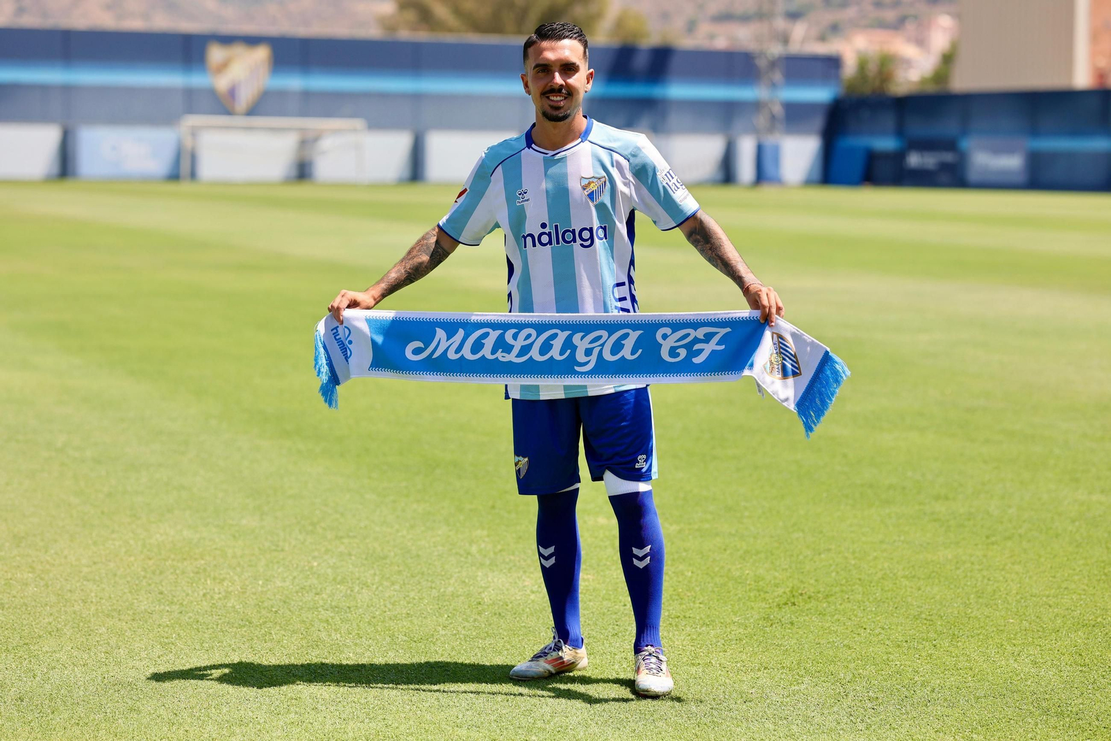 Joaquín Muñoz, radiante y con su gente en su primer día de malaguista