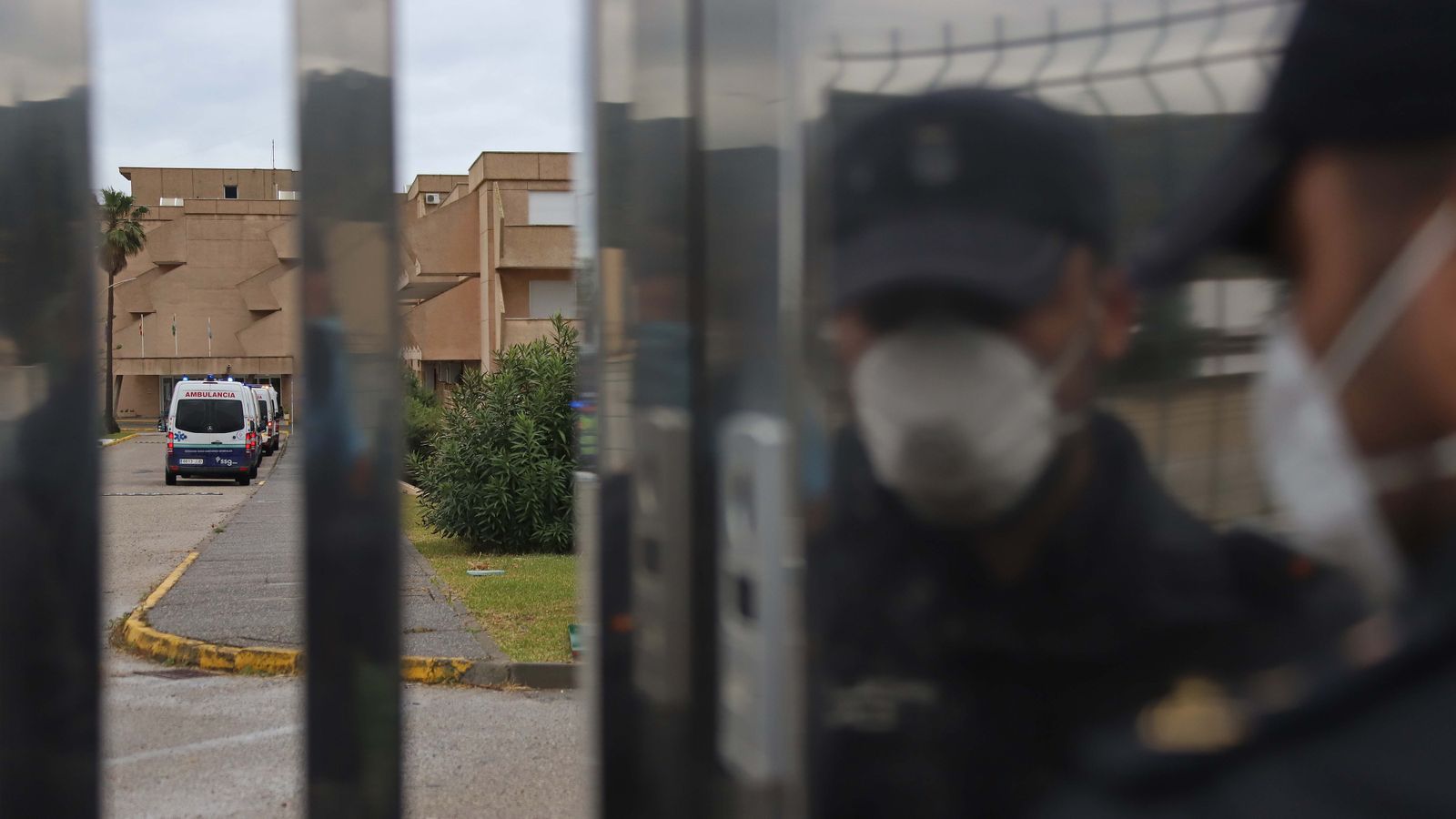 Fotos del traslado a La Línea de los 27 ancianos de residencia de Alcalá del Valle