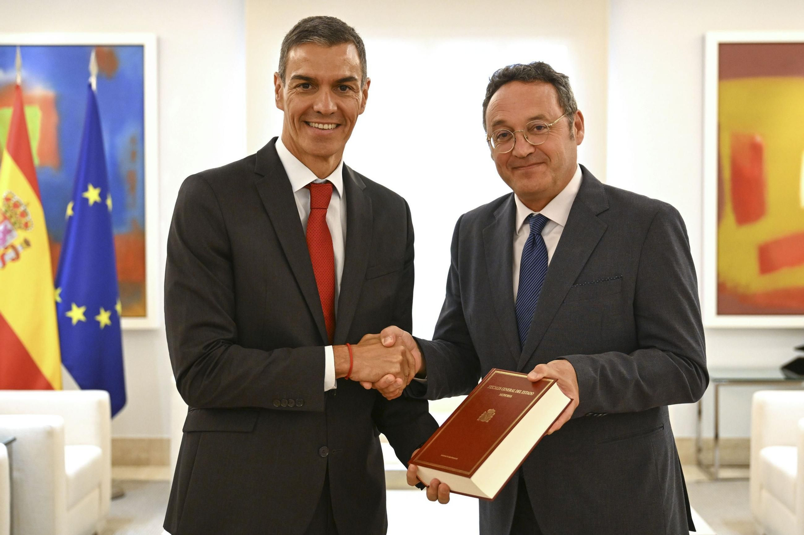 El presidente del Gobierno, Pedro Sánchez, con el fiscal general del Estado, Álvaro García Ortiz, este jueves en en La Moncloa