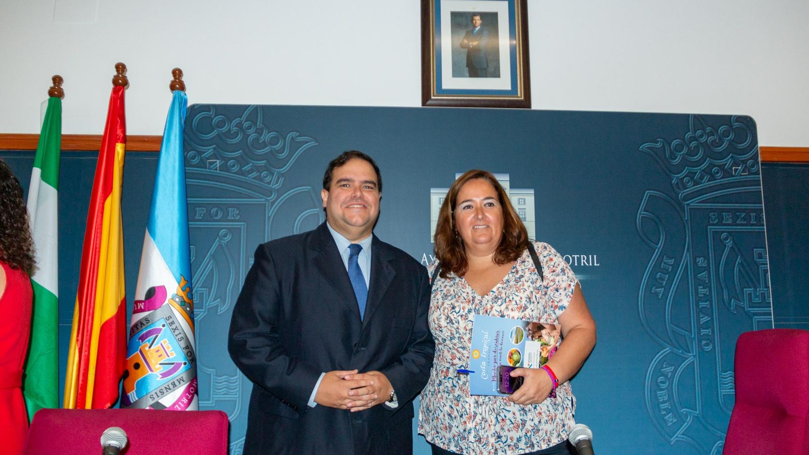 Rafael Caballero, actual presidente de Mancomunidad, con María José Sánchez, la responsable saliente