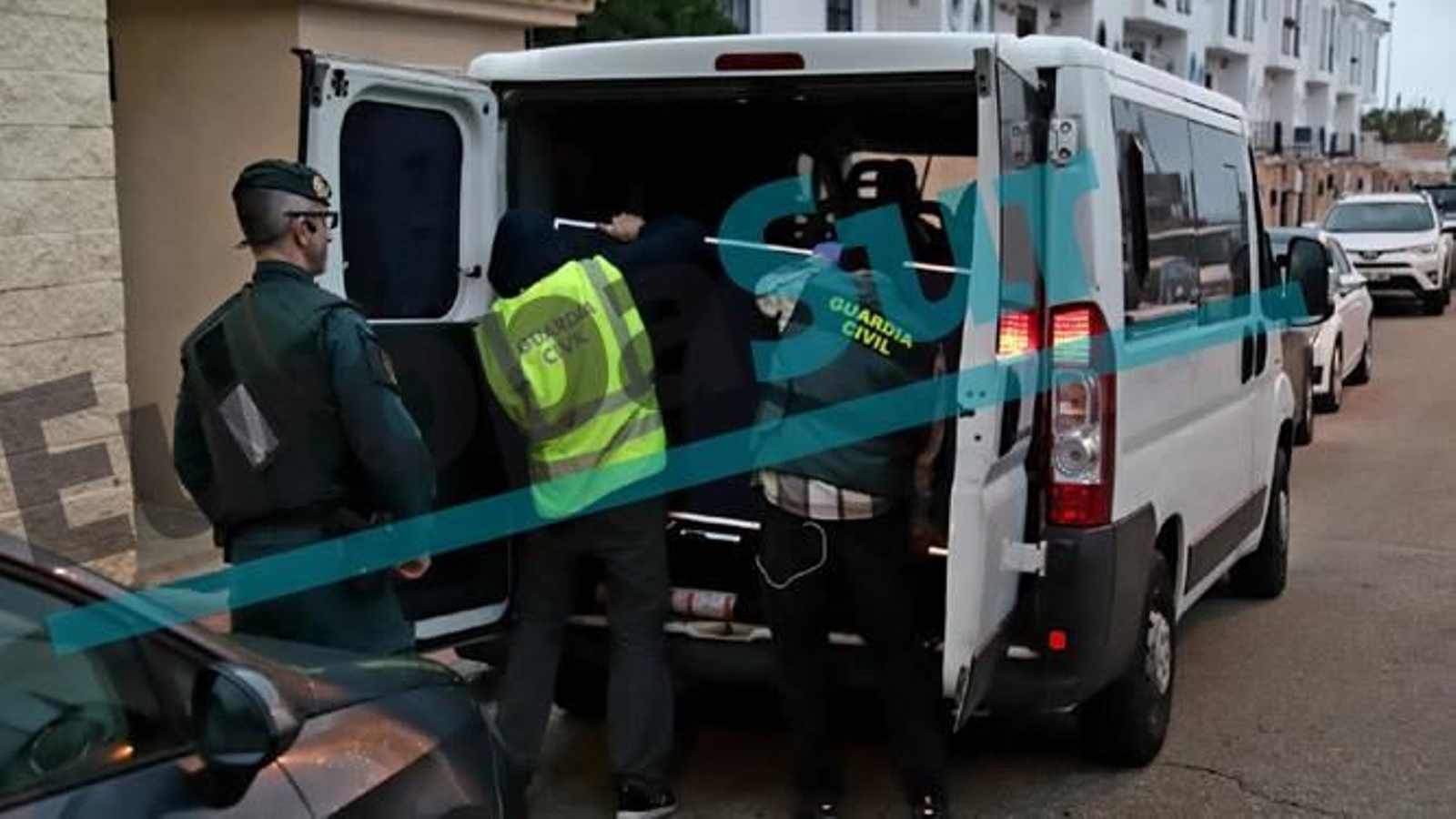 Agentes de la Guardia Civil, en uno de los registros practicados en La Línea.