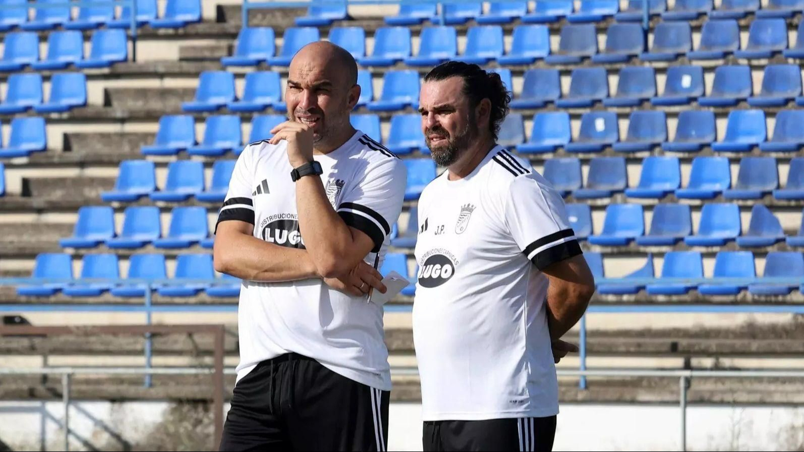Juan Pedro y Diego Galiano charlan en un entrenamiento del Xerez CD en el Pedro Garrido.