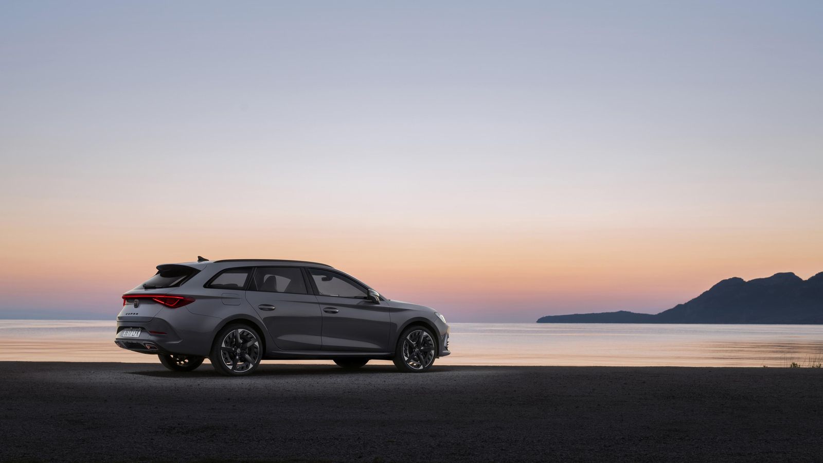 También la versión familiar tiene el sistema de propulsión híbrido enchufable de 245 CV. En este caso, el Cupra León cuesta 42.980 euros.