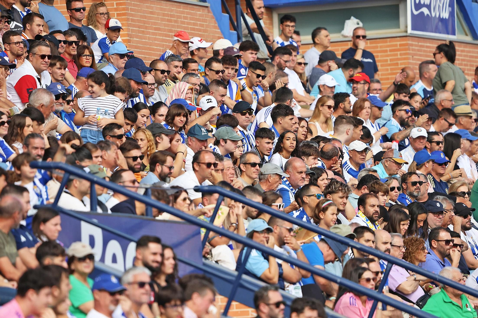 Afición del Recre presencia el partido con el Xerez CD.