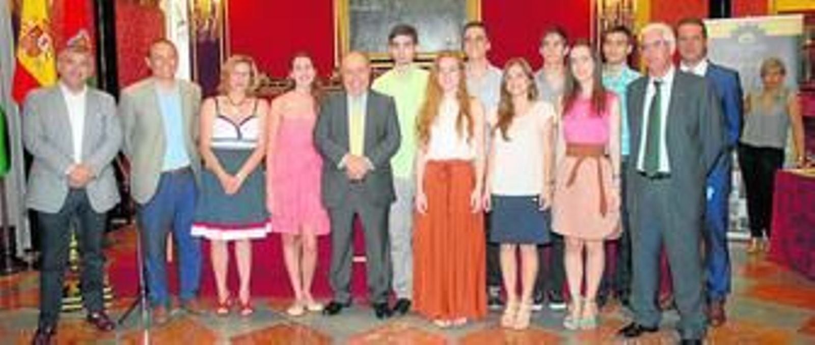 El alcalde (centro) durante el acto de homenaje a las mejores notas de Selectividad.