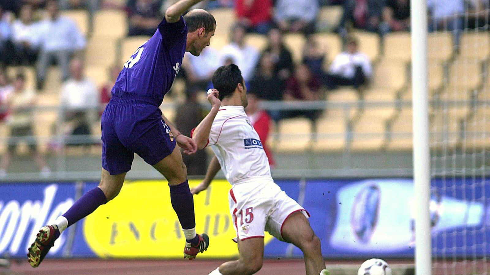Zidane, ante la oposición de Redondo en el único encuentro oficial del Sevilla en La Cartuja.