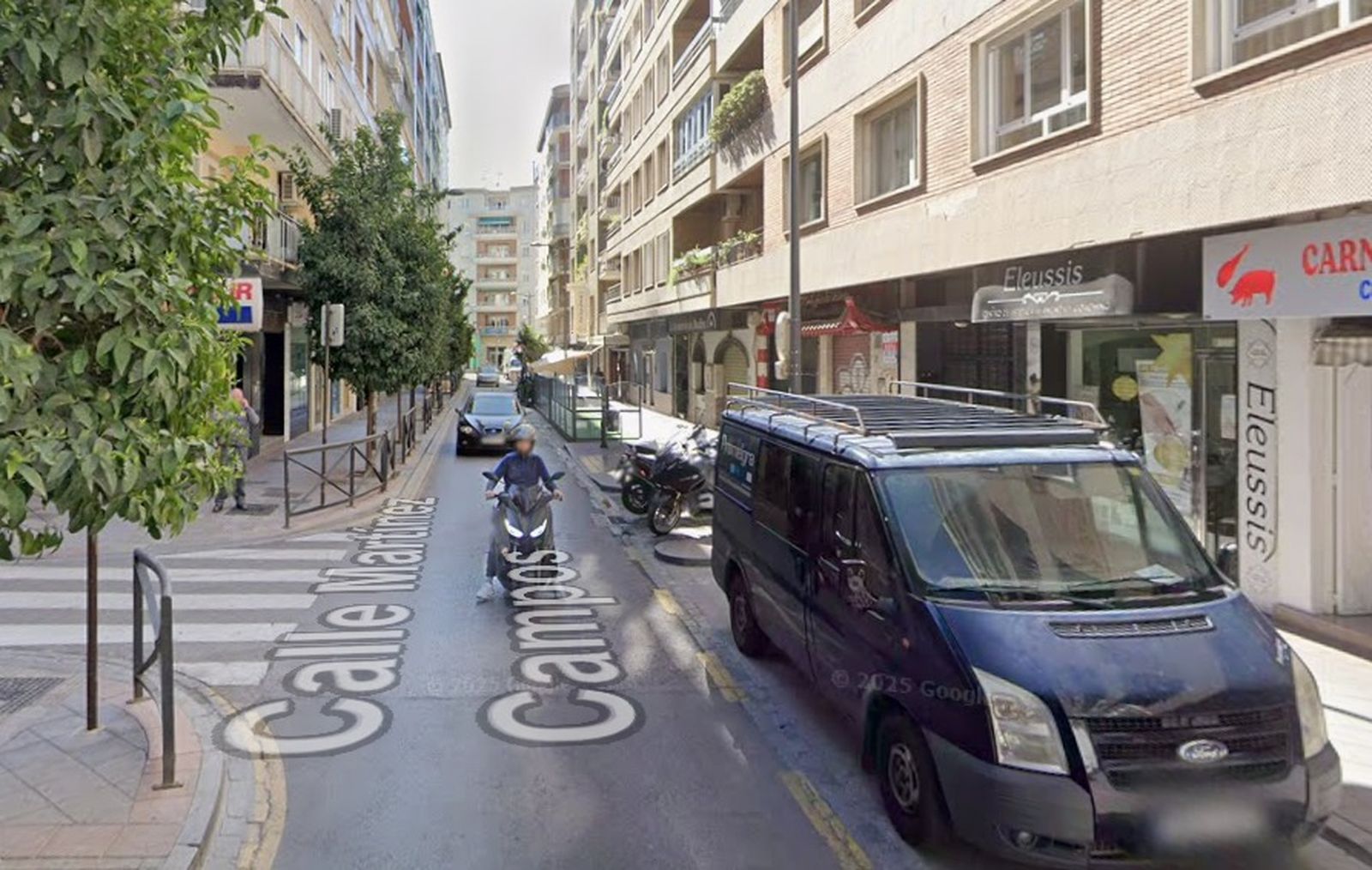 Está en la calle Martínez Campos, muy cerca de la plaza de Gracia.