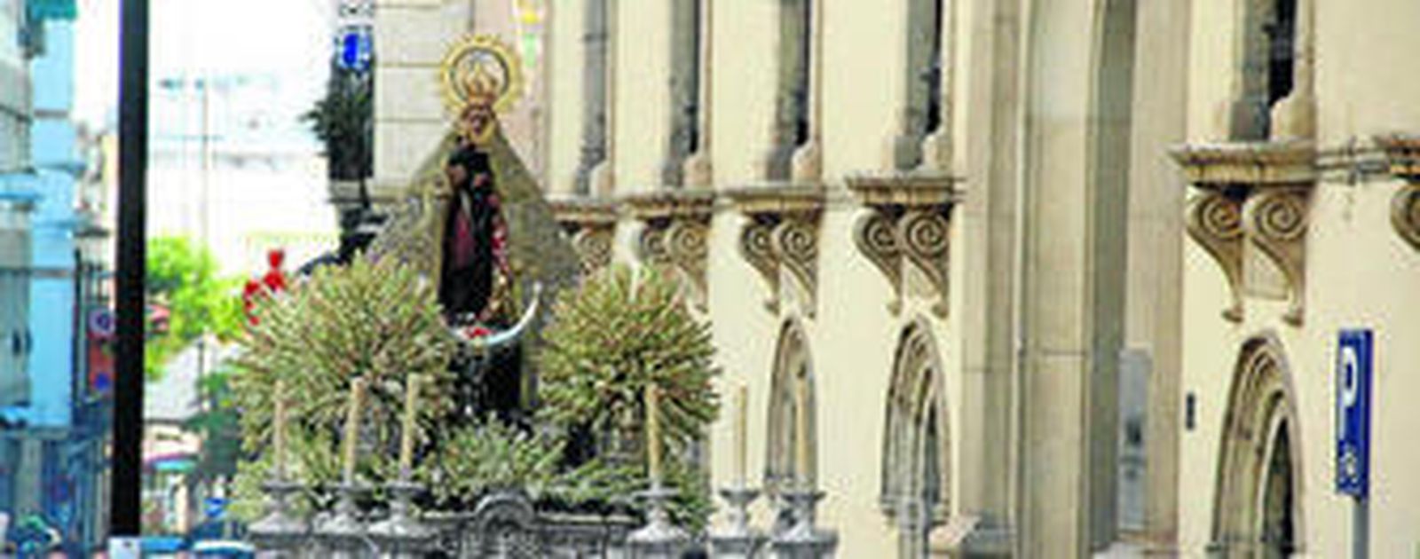 Con el manto regalado por la Reina Isabel II y rodeada de nardos, la Santísima Virgen del Mar recorrió en su trono las calles de la ciudad acompañada por muchos devotos.