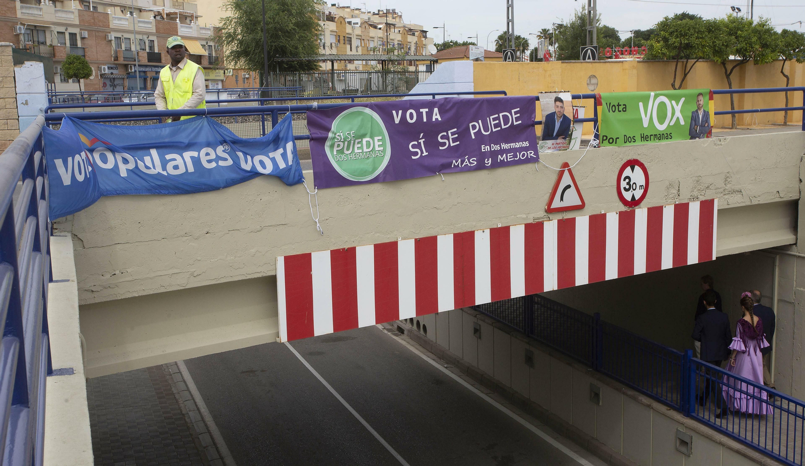 Pancartas electorales colocadas en el puente de un paso subterráneo en Dos Hermanas.