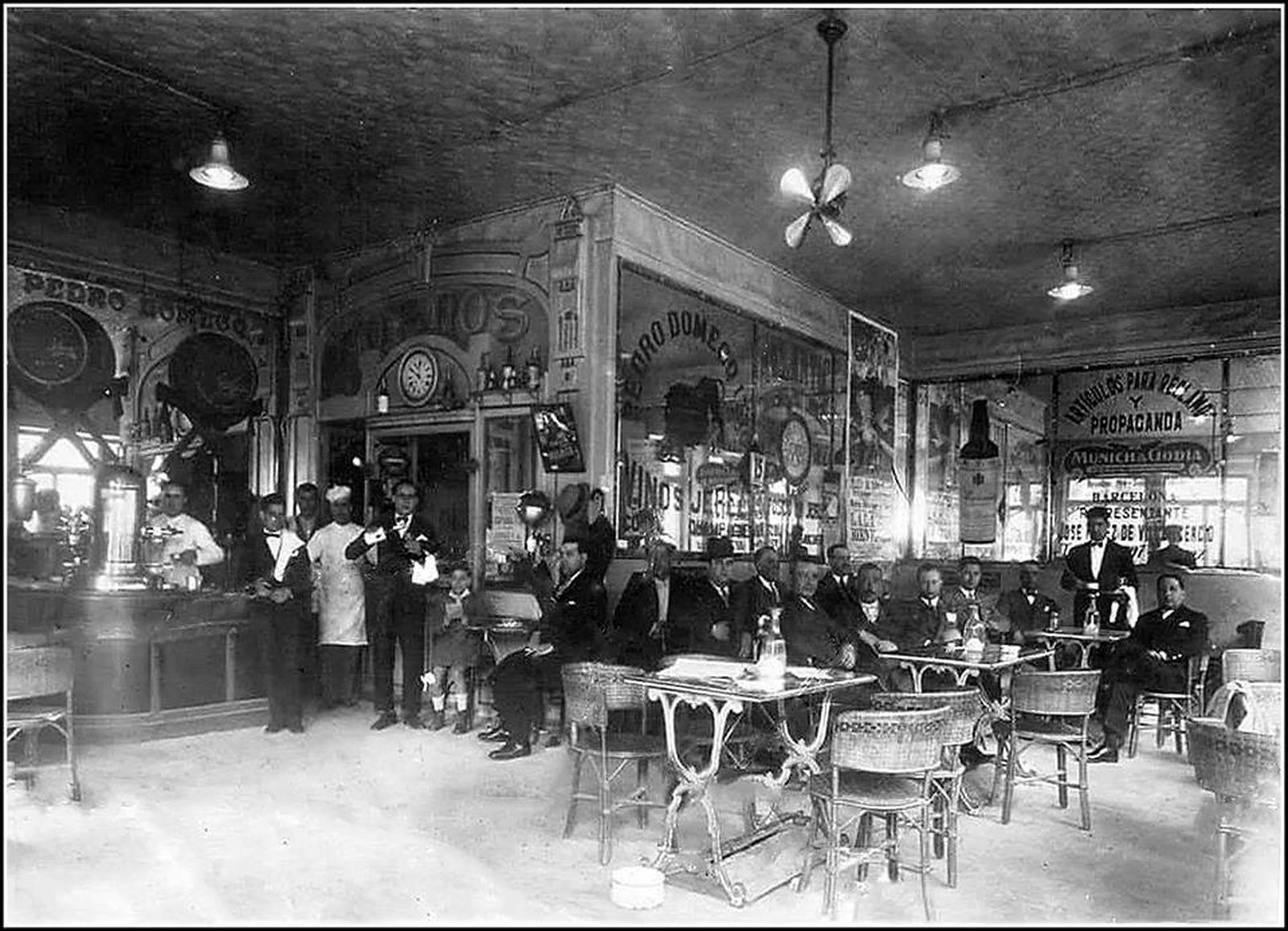 Interior del Café Fornos, en la calle Larga número 53, a comienzos del siglo XX. El Fornos ocupó el local que antes era del Café Los Cisnes, del siglo XIX.