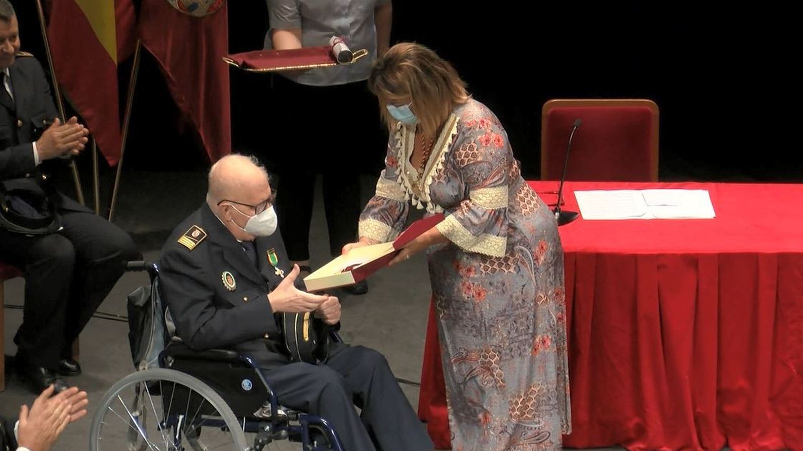 La alcaldesa entregó la medalla de la ciudad al Inspector Jefe de la Policía Local, Francisco Carlos Moreno
