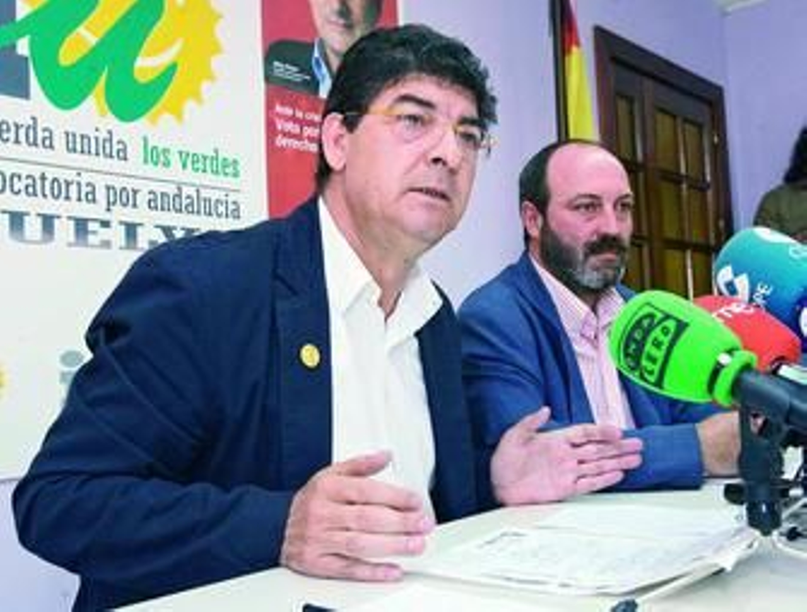 Diego Valderas y Pedro Jiménez, en la sede de IU en Huelva.