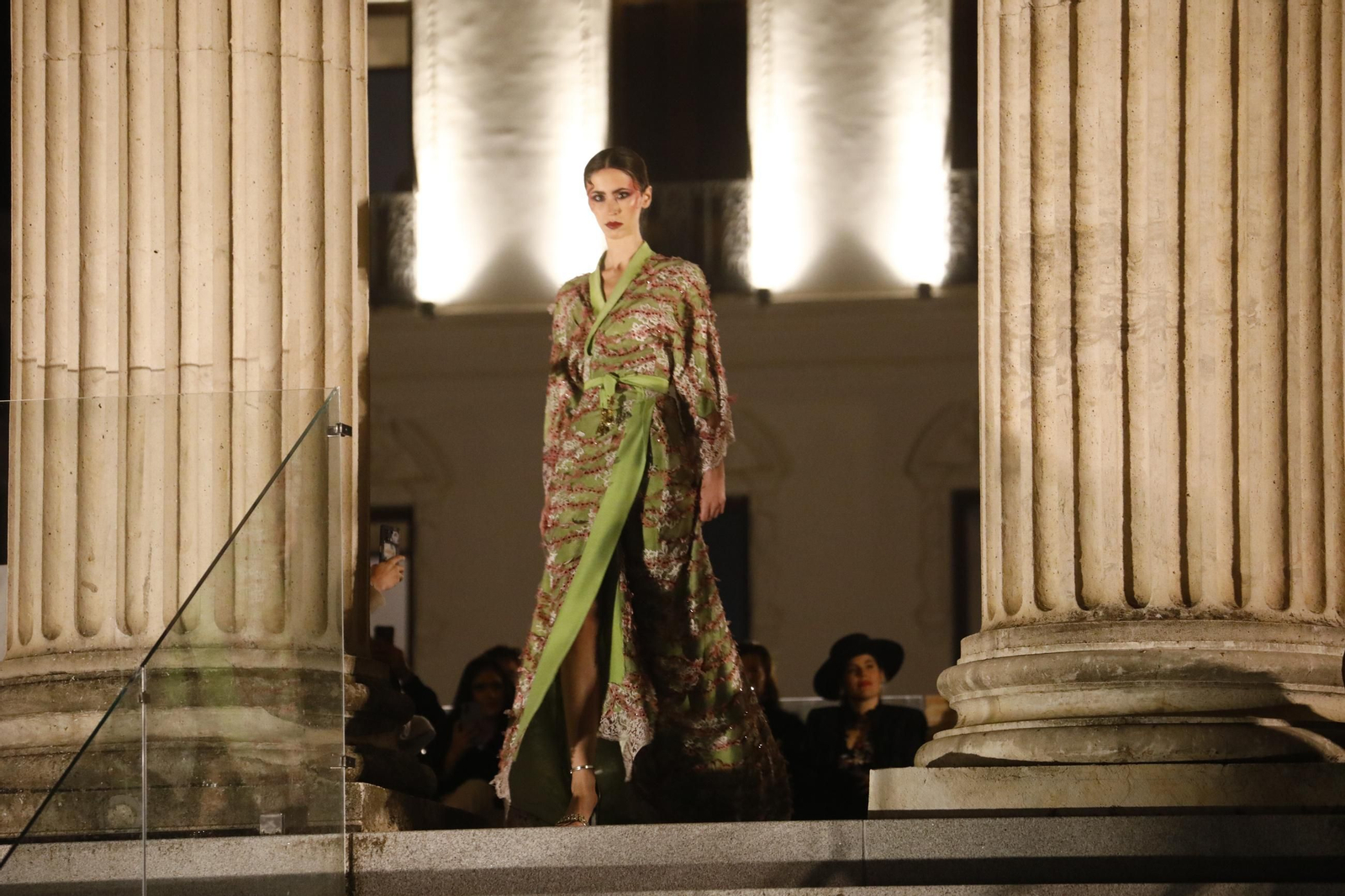 Las mejores imágenes del desfile de Mancini en el Templo Romano de Córdoba