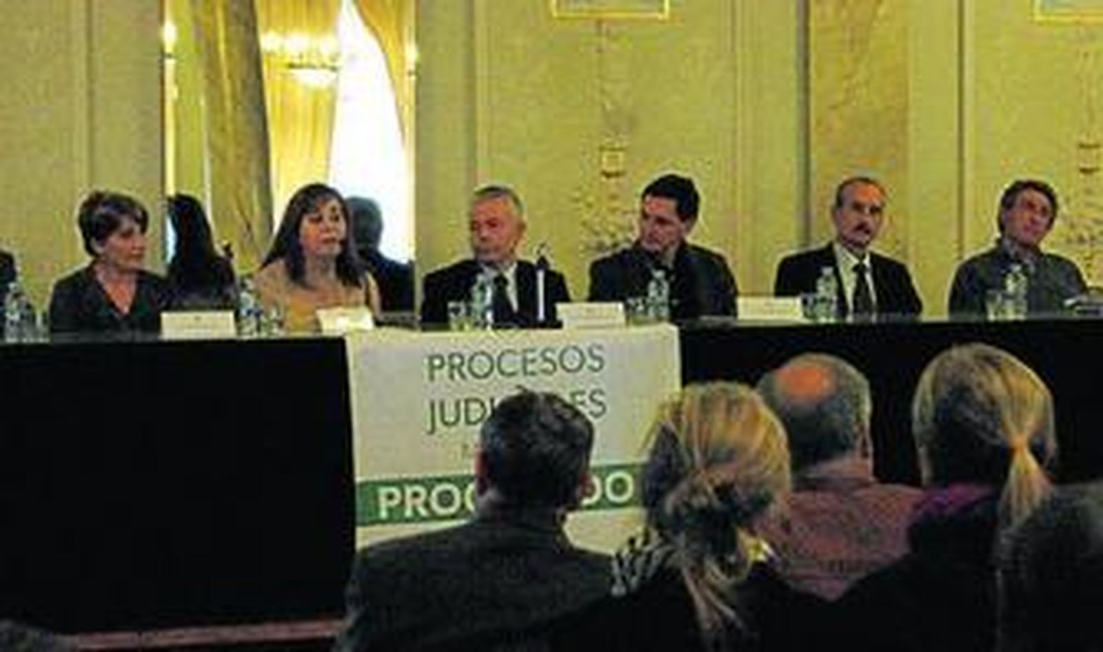 La decana de los procuradores de Almería, arropada en una concentración.