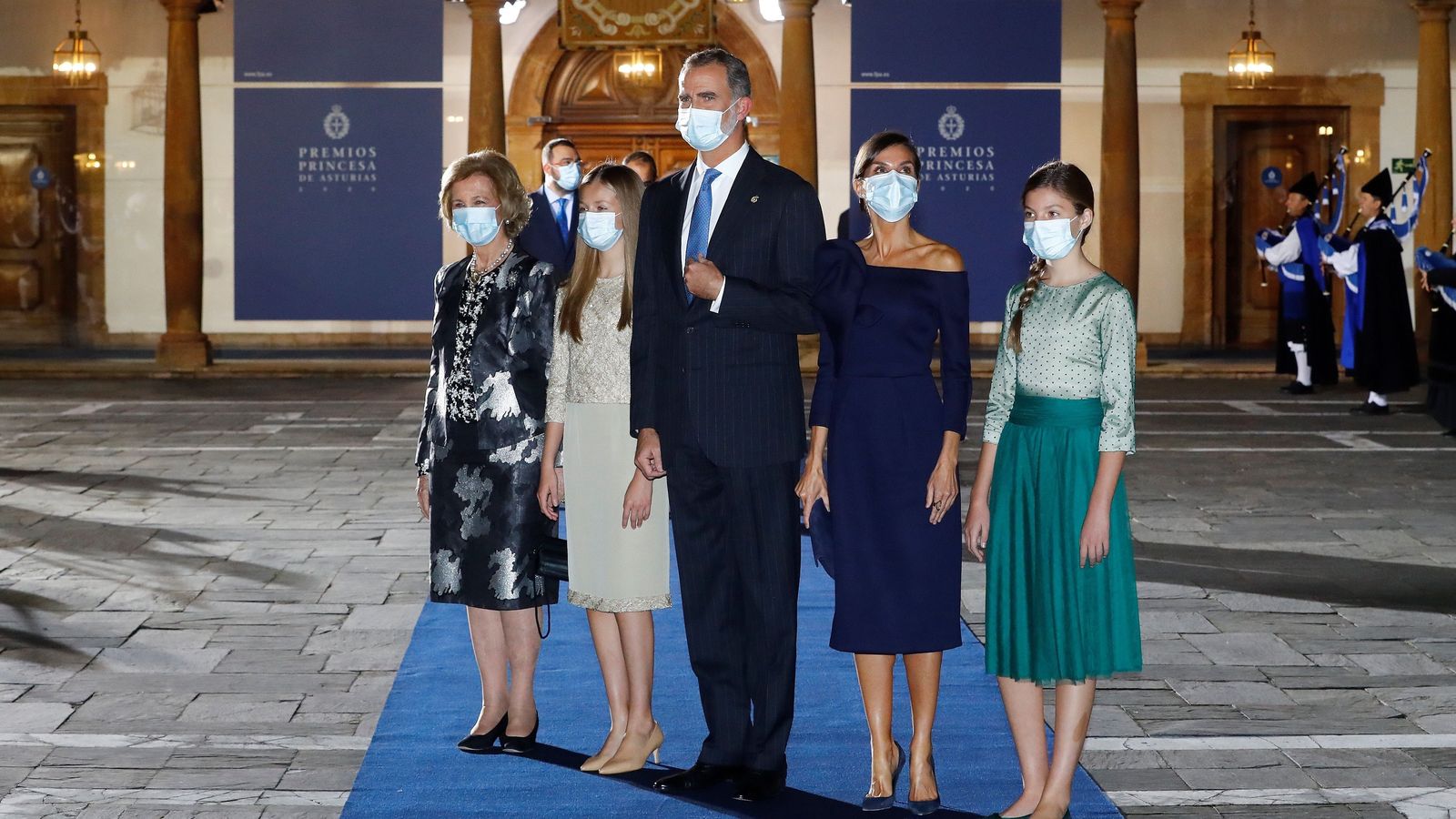 Los Reyes, sus hijas y la Reina Emérita, el pasado 16 de octubre, en los Premios Princesa de Asturias.