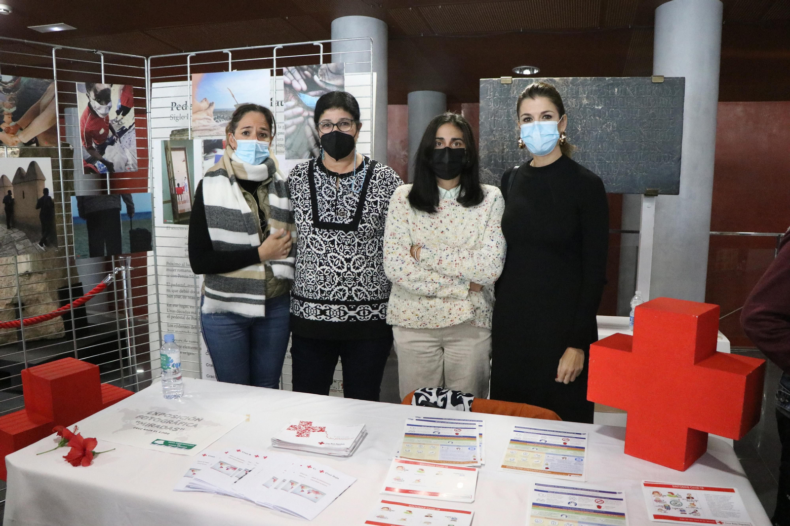 Delia Mira y miembros de Cruz Roja El Ejido, en la exposición con motivo del Día del Migrante.