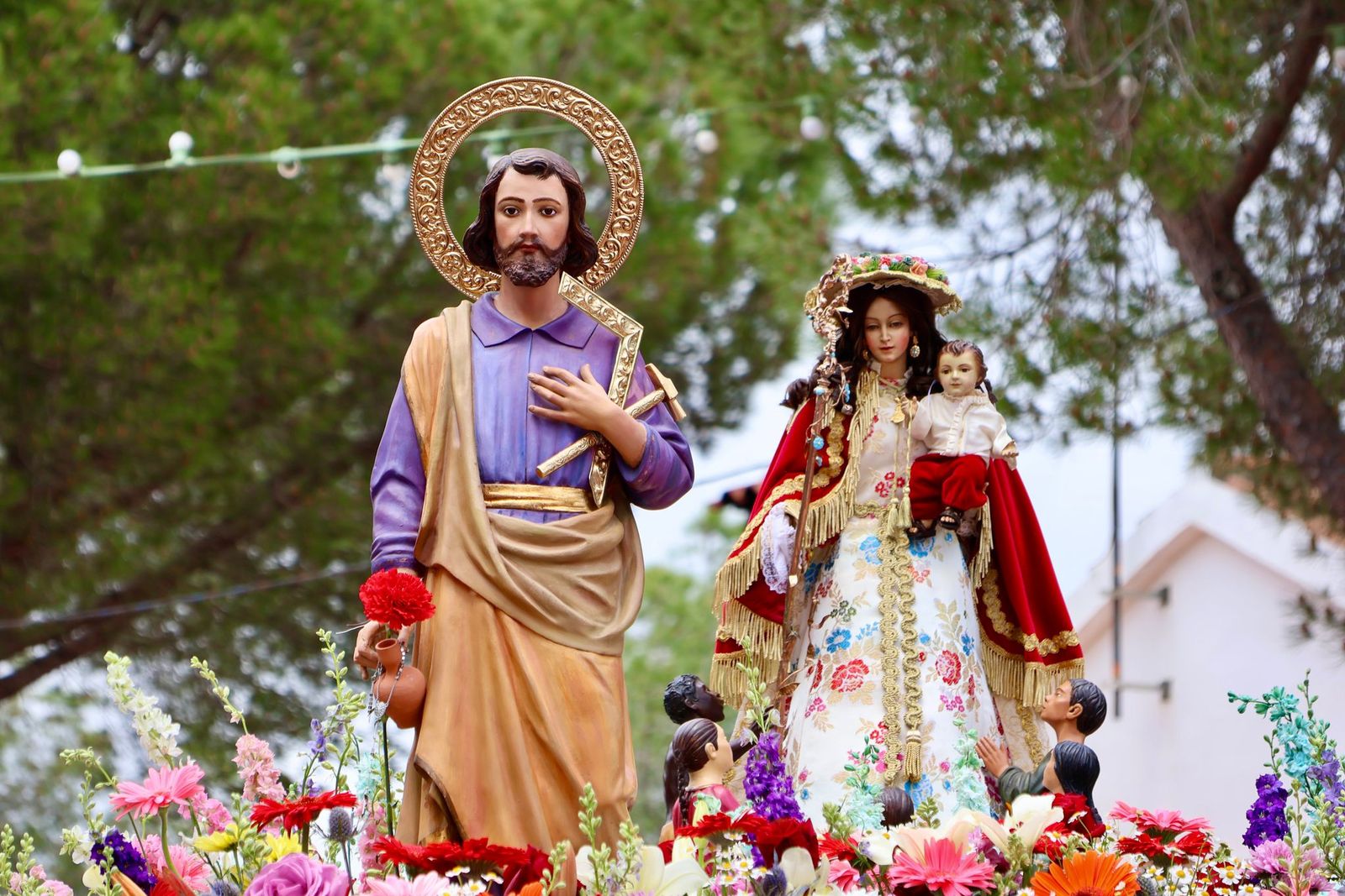 Ni algunas inclemencias meterorológicas han impedido el familiar desayuno en la plaza Rutherford ni que el sendero, acompañando a las sagradas imágenes, hayan lucido como en las mejores ocasiones, aunque los titulares hayan sido protegidos, en algunos tramos, debido a la lluvia. Hasta la tarde del domingo, la alegría, la pasión y la devoción se harán patente en Los Azahares, hasta donde el consistorio permite el acceso con una gran bolsa de aparcamientos y con autobuses gratuitos que tienen partida tanto desde Bellavista como de Corrales.