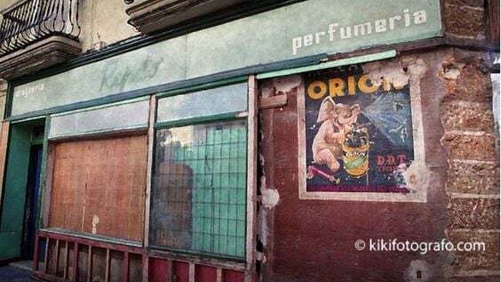 La droguería Repeto en la plaza de San Francisco con la publicidad del insecticida Orión.