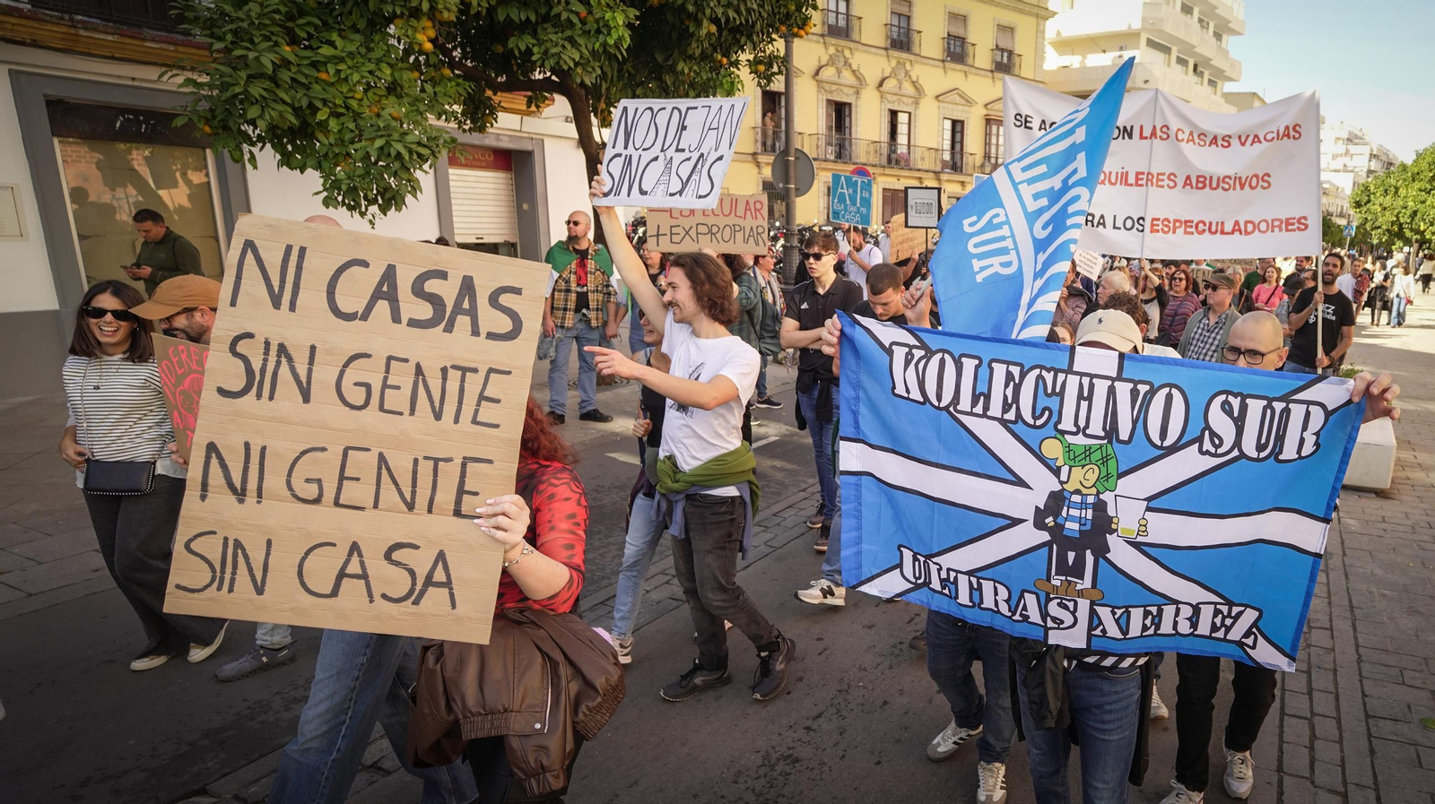 Imágenes de la numerosa participación en la manifestación 'Jerez por la Vivienda'