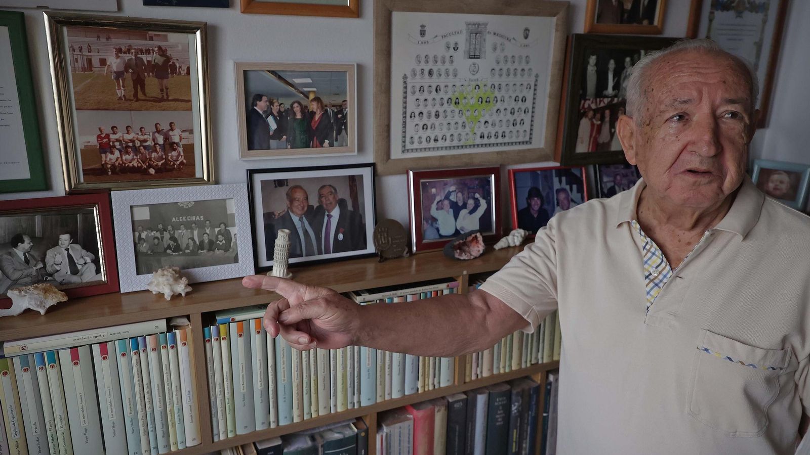 Paco Esteban explica el contexto de una de las cientos de fotografías que se muestran en su casa