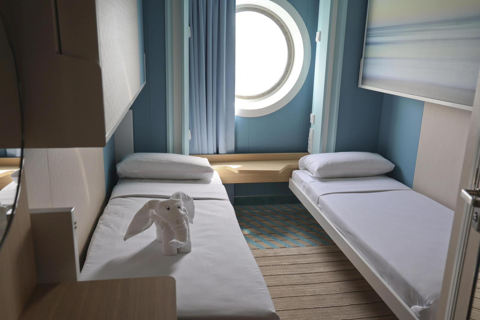 Así es el nuevo ferry ‘Rusadir’ que ha presentado Baleària en el puerto de Málaga.