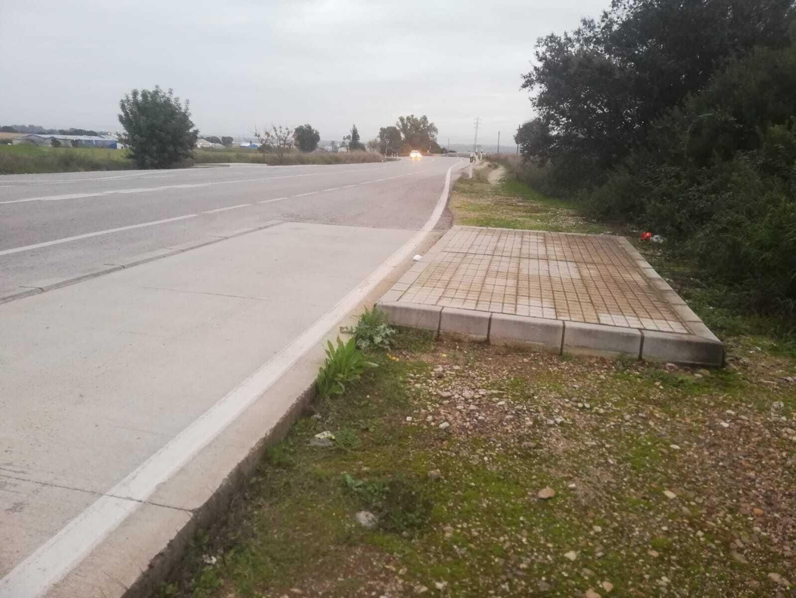 Parada de autobús de Magallanes Alto: sin marquesina y sin señalización alguna. Parada de autobús de Magallanes Alto: sin marquesina y sin señalización alguna.