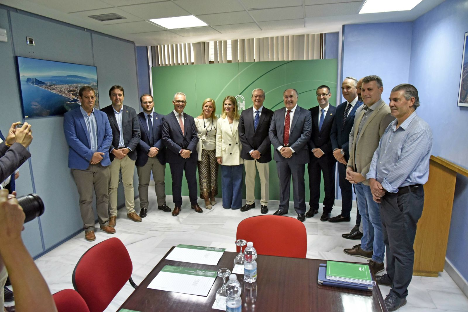 Rogelio Velasco, con los alcaldes y Lozano en la sede de la Subdelegación.