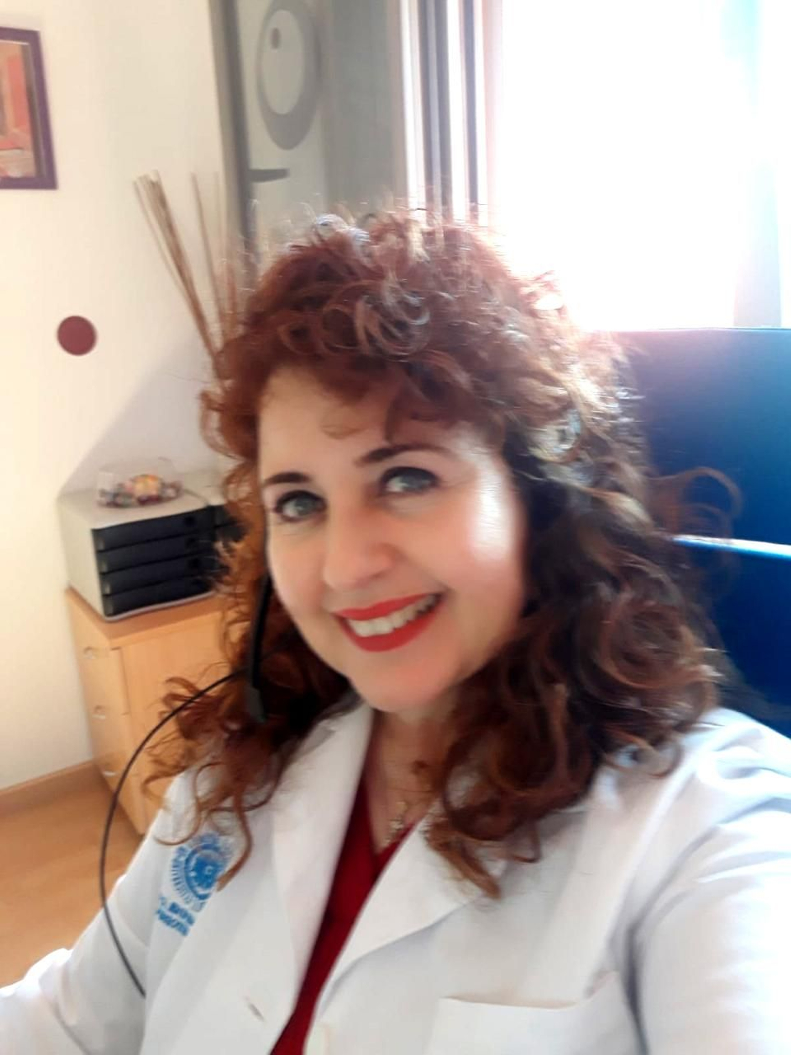 En el despacho de Ual y  con el micro, preparada para impartir una clase  por videoconferencia desde el aula virtual