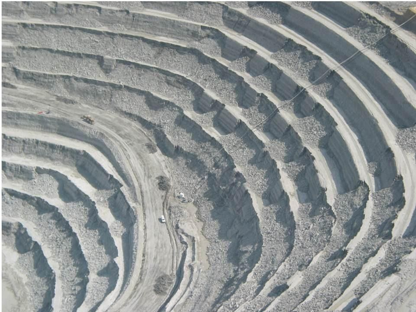 Fotografía aportada por Ecologistas en Acción del derrumbe en los taludes de la corta, en 2008.