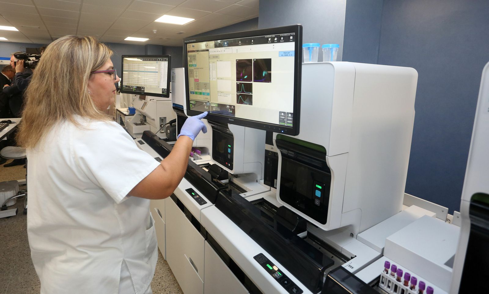 Una sanitaria perteneciente al laboratorio del Juan Ramón Jiménez..
