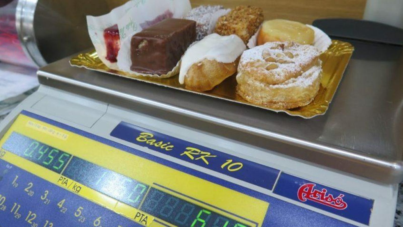 El peso que sirve para marcar el precio de la bandeja de dulces