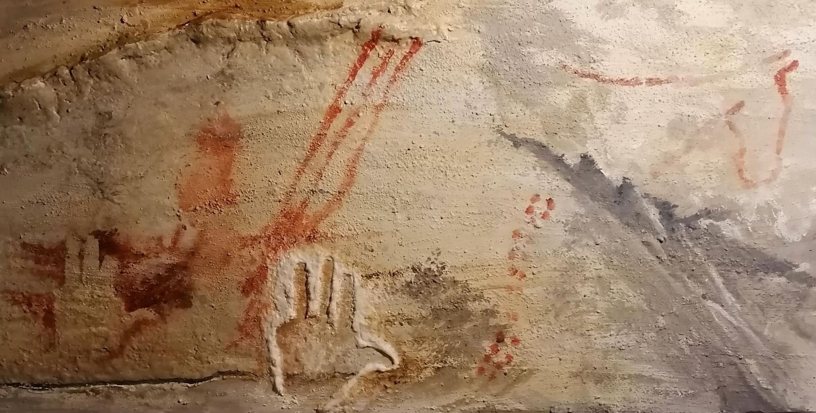 Mural con mano y cabeza de équido.