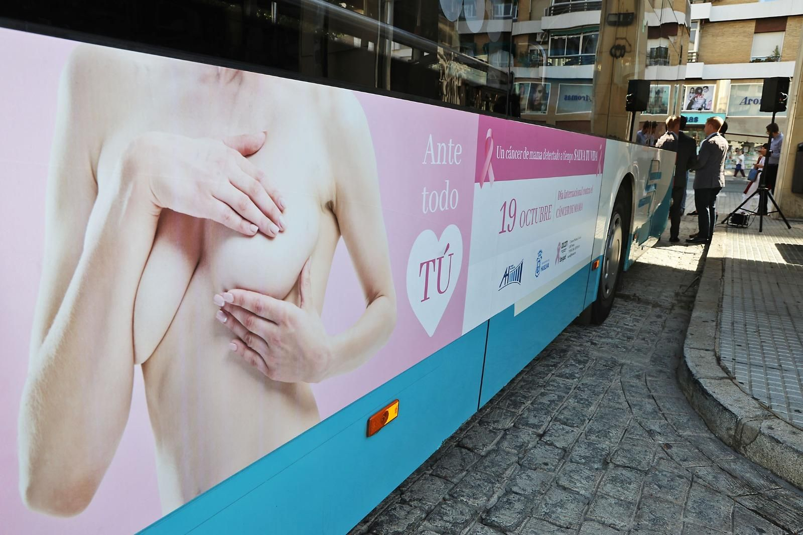 Un autobús de Emtusa con la campaña 'Ante todo tú', para la prevención contra el cáncer de mama.