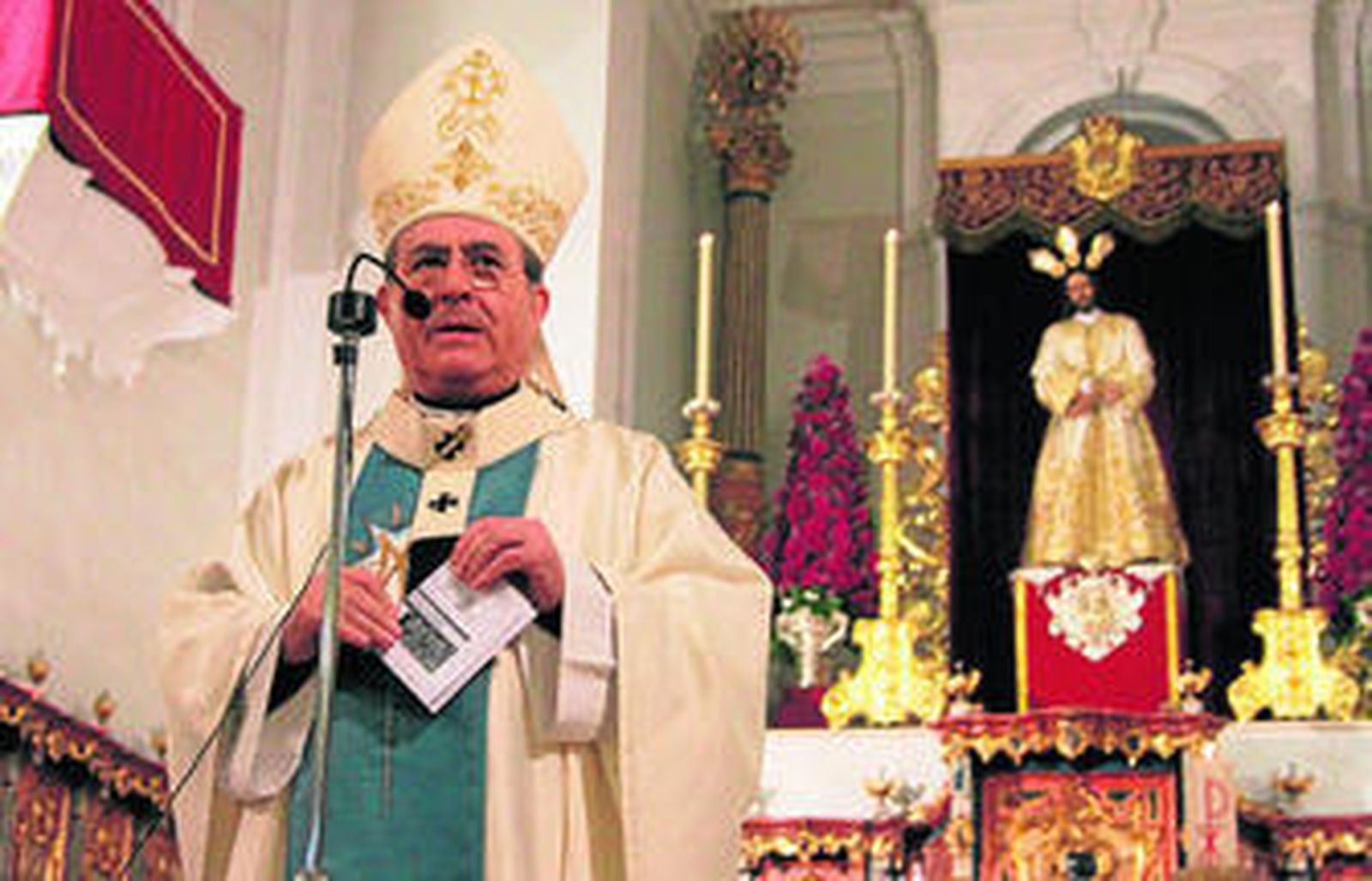El arzobispo de Sevilla, Juan José Asenjo, ayer en la función del 75 aniversario de la Victoria, en la Catedral.