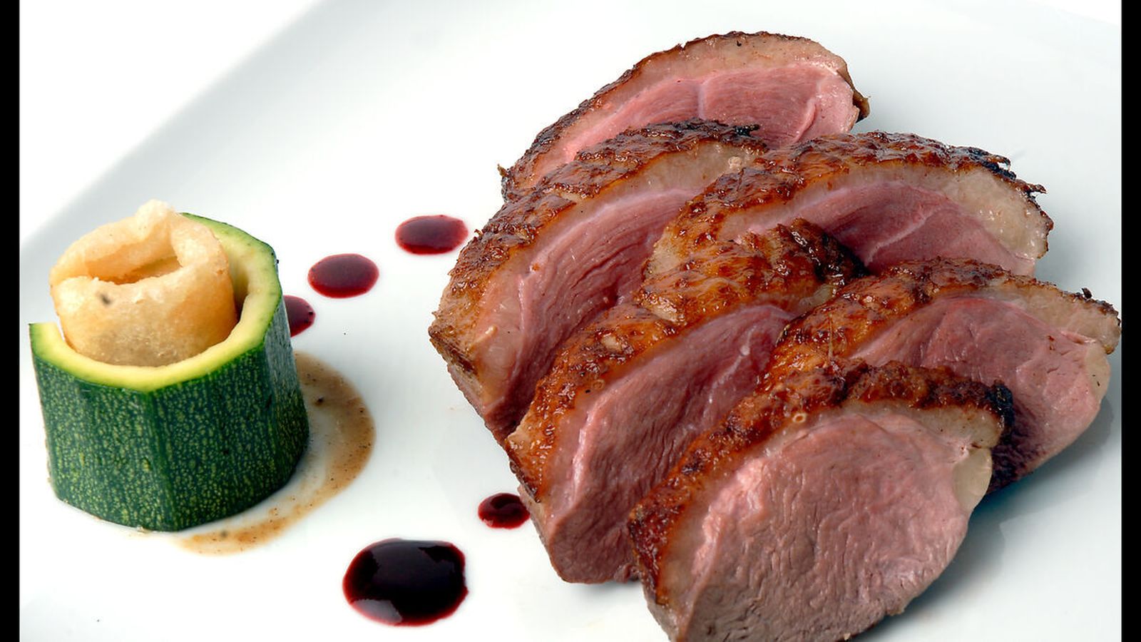 Magret de pato con frutos rojos al Pedro Ximenez y acompañado de calabacín y crujiente de verdura