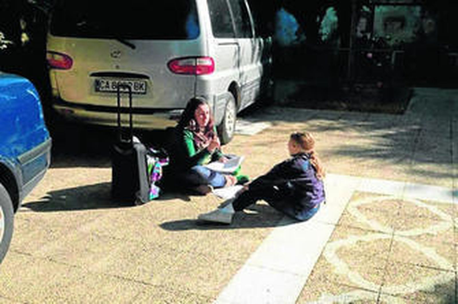 La menor se quedó el jueves en el patio de entrada del colegio junto a la intérprete de signos.