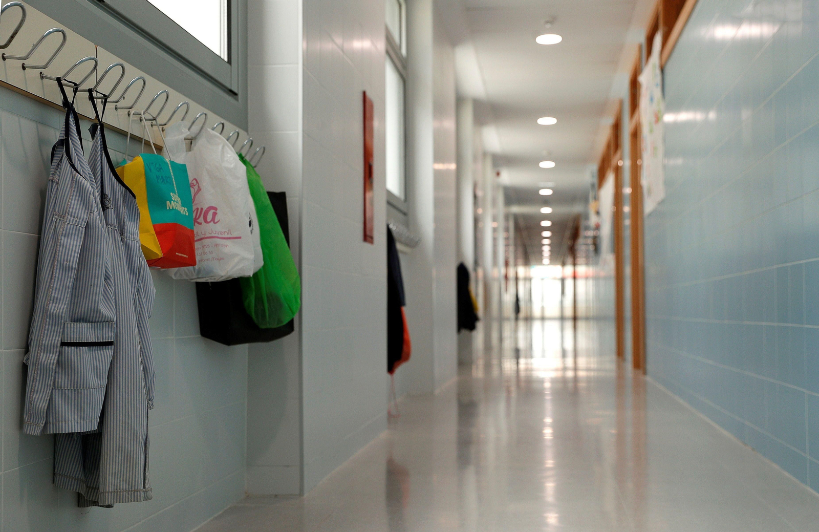 Pasillo de un colegio vacío durante el estado de alarma.