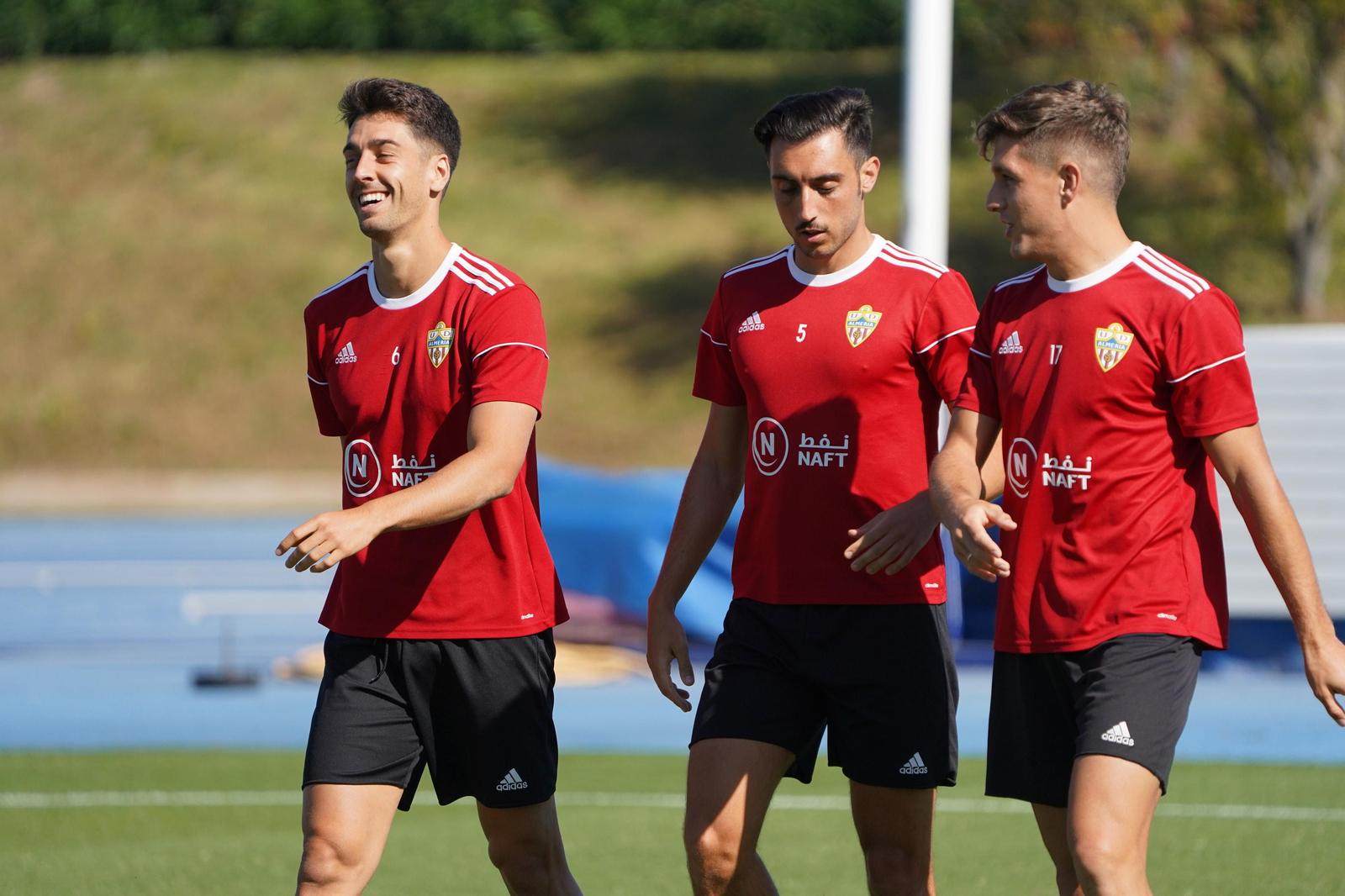 De la Hoz sonríe junto a Aguza y Corpas